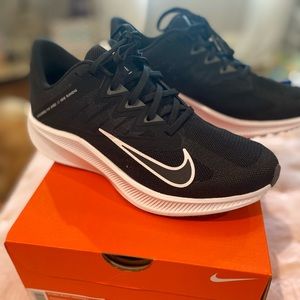 ** NEW ** Nike Quest Running Shoes Size 8